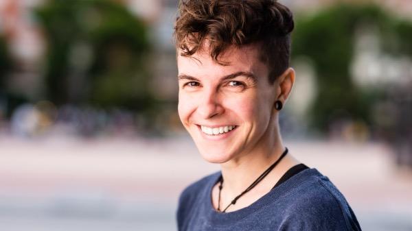 Transgender Mann lächelt in die Kamera