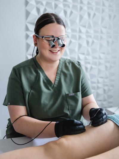 Elektroepilation Haarentfernung durch erfahrene Behandlerin in der Praxis in Ludwigsburg