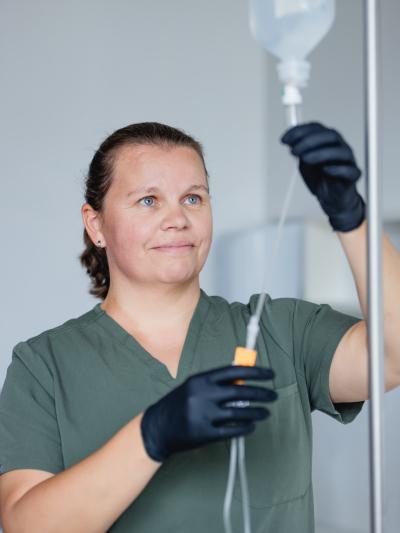 Intravenöse Infusionstherapie zur Unterstützung bei androgenetischer Alopezie bei Frauen und Männern