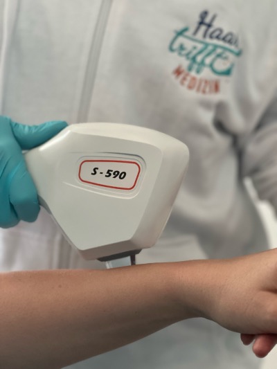 Nahaufnahme eines Handstücks für die IPL-Haarentfernung