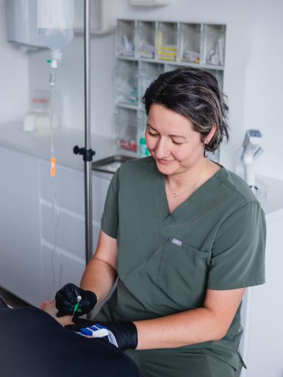 Venenzugang legen vor einer Infusion bei diffusem Haarausfall 