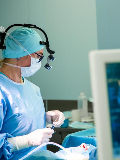 Medizinische Haarentfernung nach Hauttransplantation im chirurgischen Kontext