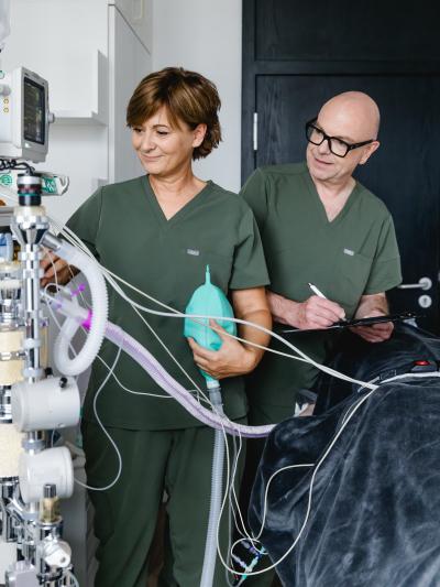 Anästhesieteam bei der Durchführung einer Narkose für Nadelepilation