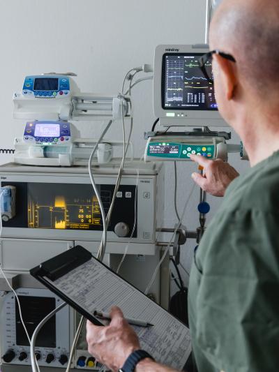Überwachung der Vitalfunktionen während einer Narkose bei Nadelepilation