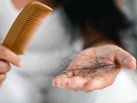 Haarausfall in den Wechseljahren beim Kämmen der Haare